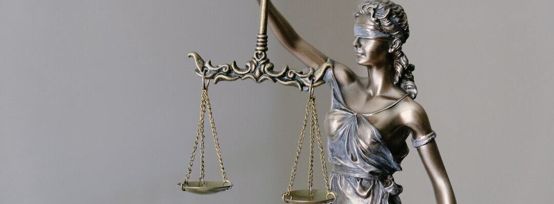 Symbole de la justice, balance, illustrant comment saisir le conseil de prud'hommes